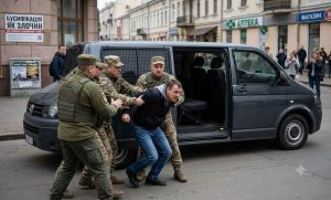 Бусифікація: чоловіки у формі силоміць тягнуть цивільного до мікроавтобуса. На стіні напис "Бусифікація як злочин".